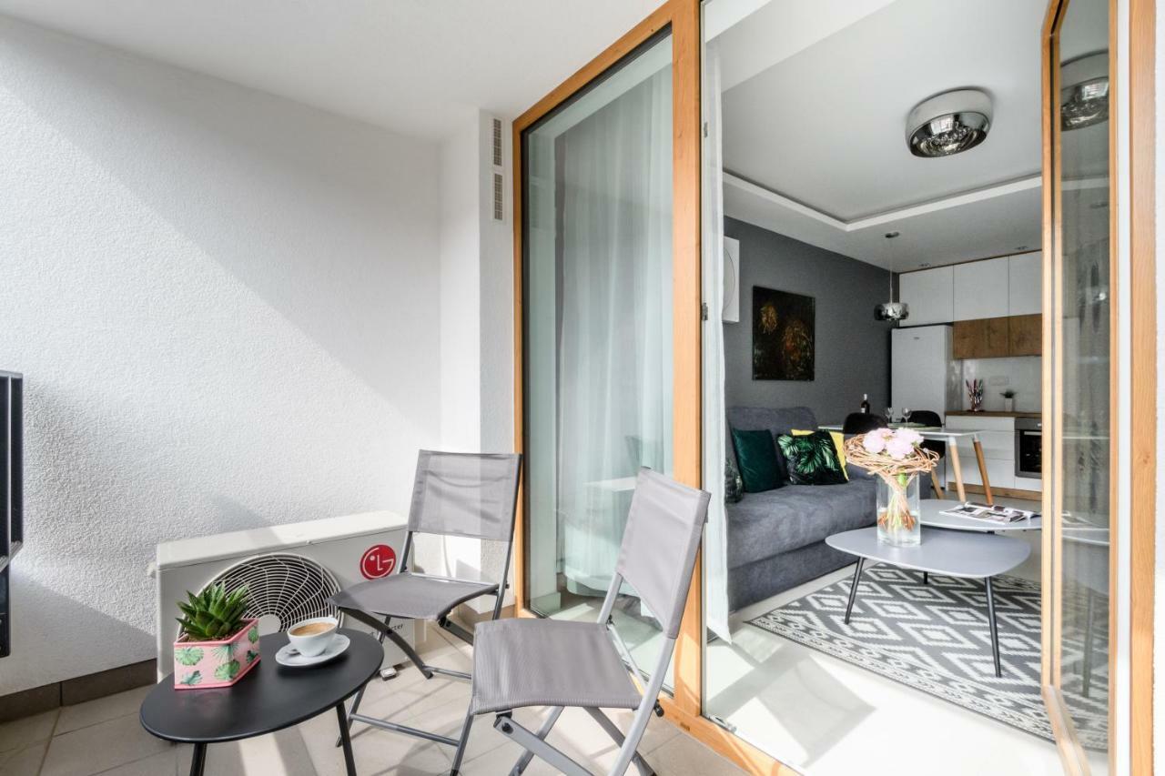 M&R Apartament Airport&Business Deluxe Cybernetyki 17 - Underground Garage - Free Wifi - Netflix - Air Conditioning - Self Check-In, Close By Chopin Airport Varsóvia Exterior foto